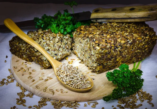 Grain bread on cutting board — Stock Photo, Image