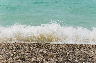 plaj ve deniz dalgaları çakıl