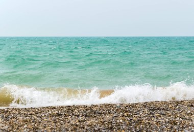 plaj ve deniz dalgaları çakıl