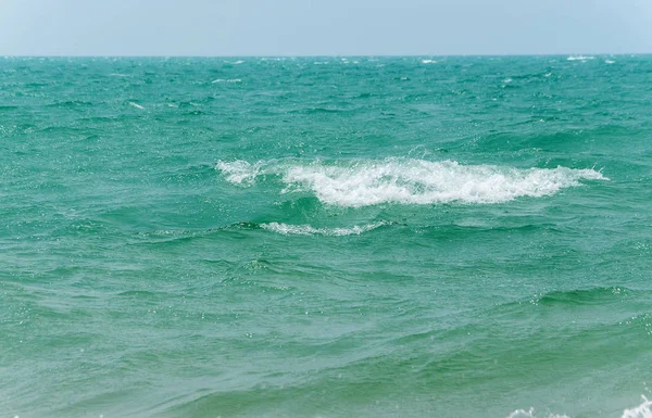 Witte spray van zeegolven — Stockfoto