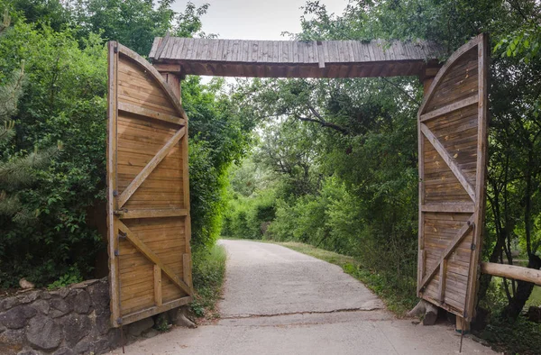 Portão de madeira aberto no parque — Fotografia de Stock