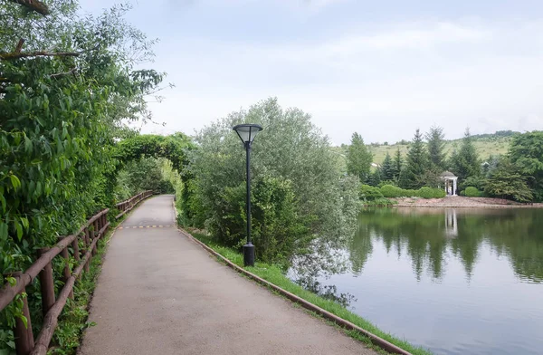 Verdant Arch na drodze w parku — Zdjęcie stockowe