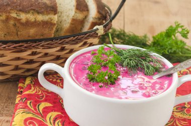 ekmeği ile kase Pancar çorbası