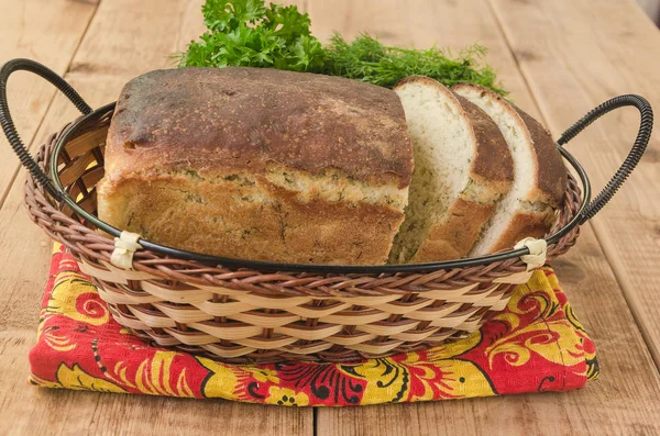 Dereotu ile beyaz ekmek somun — Stok fotoğraf