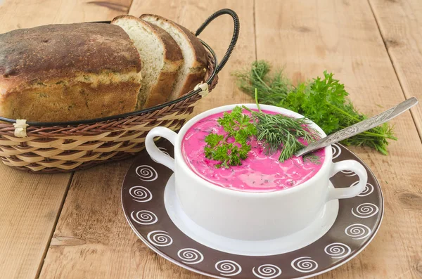 Свекольный суп в миске с хлебом — стоковое фото