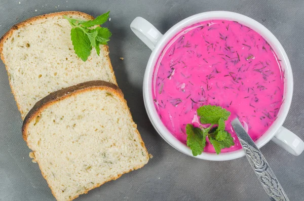 Beet soup in bowl with bread — Stock Photo, Image