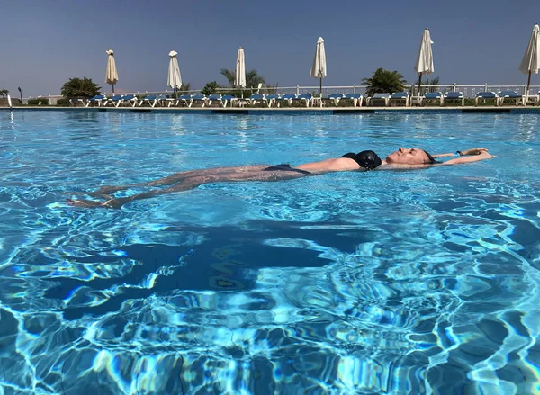 Junge Frau im Schwimmbad — Stockfoto