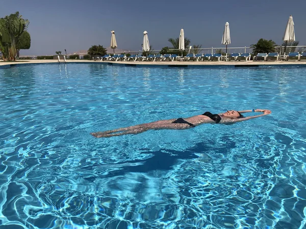 Jonge vrouw in het zwembad — Stockfoto