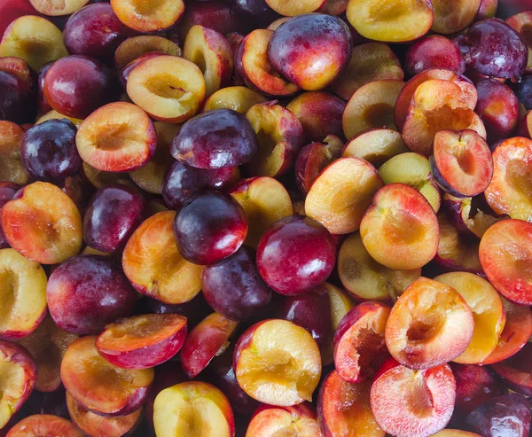 Moitiés de fruits mûrs de prune — Photo
