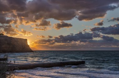 çöl iskelesi ve fırtına deniz