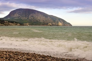 kıyıda çakıl ve dalga