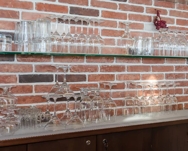 Viele transparente Kristallweingläser — Stockfoto