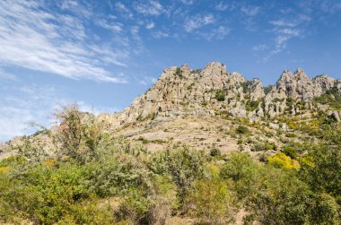 dağlarda taş sütunlar