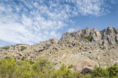 dağlarda taş çöküşü 
