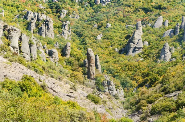 Каменные столбы в горах — стоковое фото