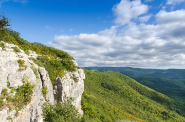 bulutlu gökyüzü ve köylerde görünümü