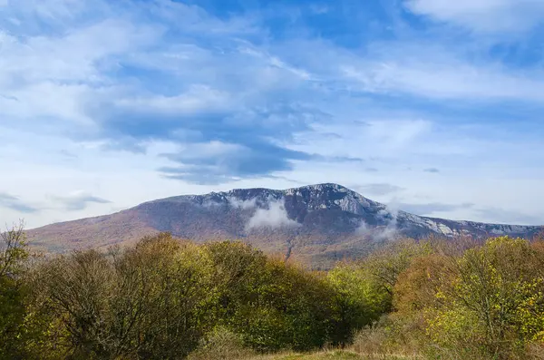 Bergslandskap och molnig himmel — Stockfoto