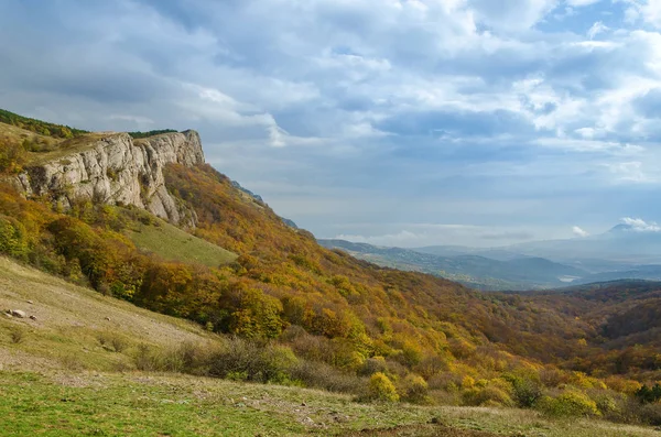 Paisagem montanhosa e céu nublado — Fotografia de Stock