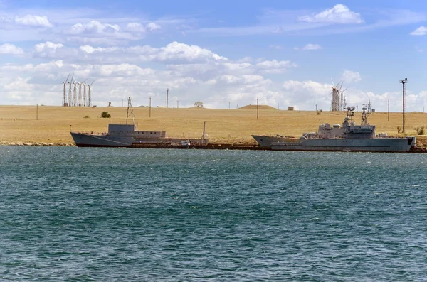 Katonai hajó és szélgenerátor — Stock Fotó