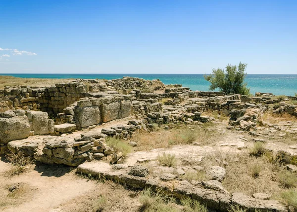 Ruinen der antiken Stadt an der Bucht — Stockfoto
