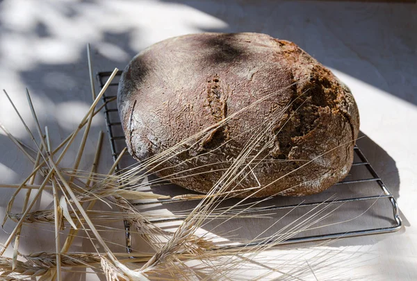 Pão caseiro tradicional e espiguetas — Fotografia de Stock