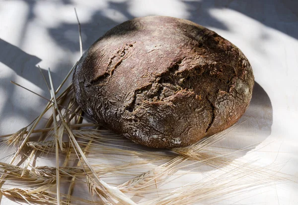 Pão caseiro tradicional e espiguetas — Fotografia de Stock