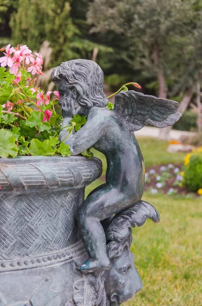 Angel sculpture on flower pot — Stock Photo, Image