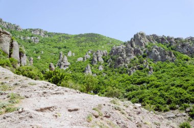 Dağlarda taş sütunlar