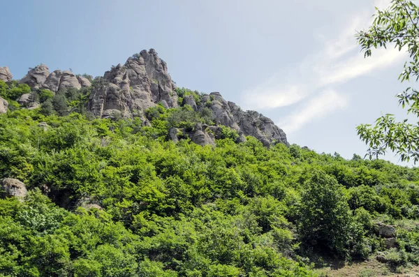 산에 있는 돌기둥들 — 스톡 사진
