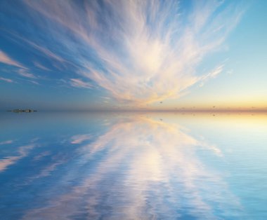 Gökyüzü günbatımı üzerinde panorama. Doğanın kompozisyon.