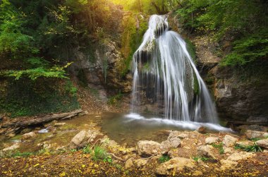 Şelale ve rill akışı. Doğa kompozisyon.