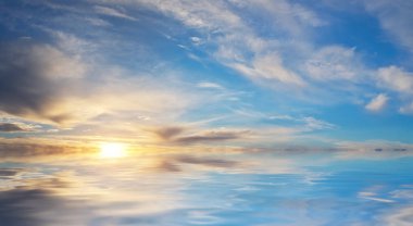 Yaz gökyüzü günbatımı arka planda. Soyut doğa kompozisyon.