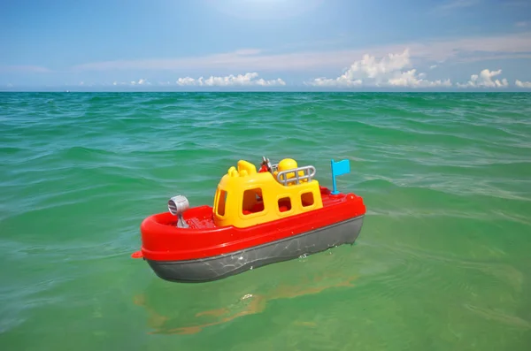 Spielzeugschiff Und Meereswelle Konzeptionelle Gestaltung — Stockfoto