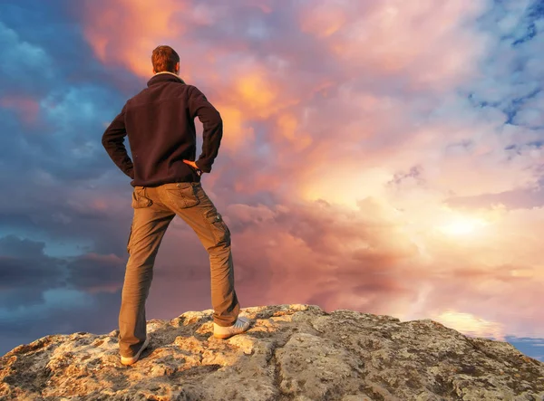 Silhouette Dell Uomo Cima Alla Montagna Scena Concettuale — Foto Stock