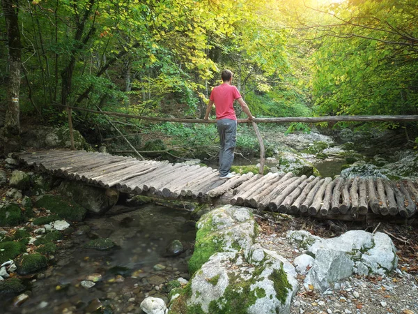 Uomo Piedi Sul Ponte Legno Nella Foresta — Foto Stock