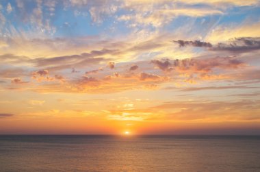 Yaz gökyüzü günbatımı arka planda. Doğa kompozisyon.