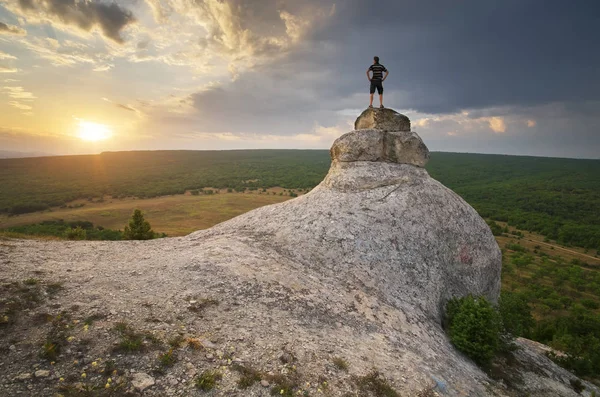 Mann Auf Gipfel Des Berges Natur Und Konzeptionelle Zusammensetzung — Stockfoto