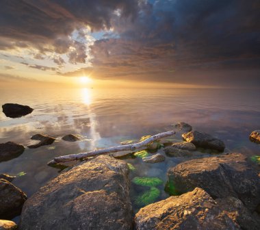 Güzel deniz manzarası. Deniz on Sunset. Doğanın kompozisyon.
