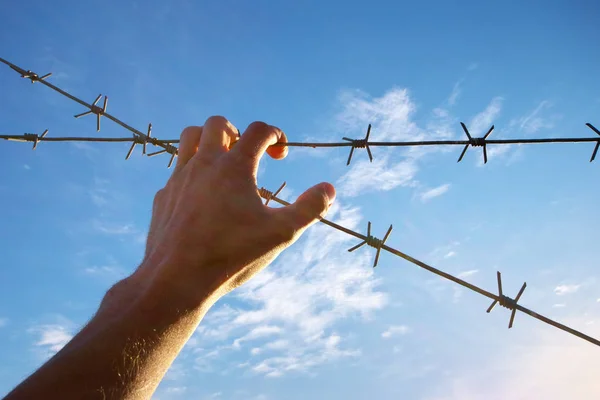 Hand Fängelse Och Himmel Bakgrund Konceptuella Scen — Stockfoto