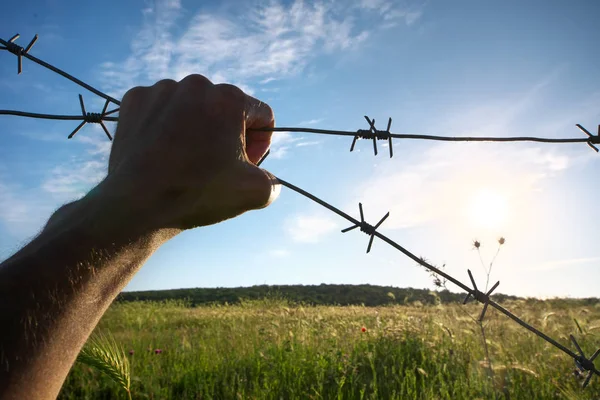 Hand Fängelse Och Himmel Natur Bakgrund Konceptuella Scen — Stockfoto