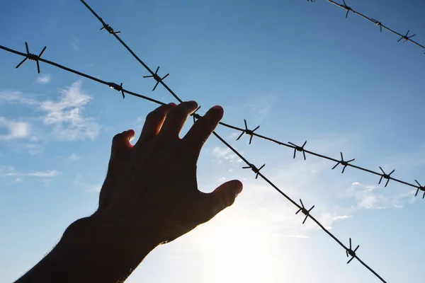 Χέρι Του Φυλακή Και Ουρανό Φόντο Εννοιολογική Σκηνή — Φωτογραφία Αρχείου
