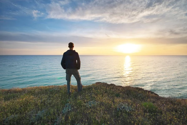 Man Stands Edge Abyss Looks Sea Man Relax Nature — Stock Photo, Image