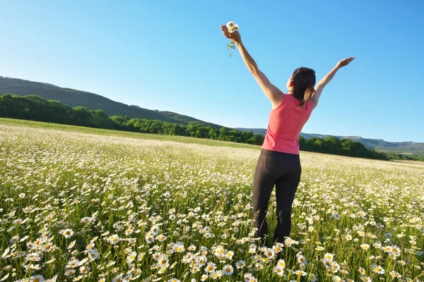 Lycklig Flicka Daisy Wheel Våren Blomma Fältet Känslomässiga Och Naturen — Stockfoto