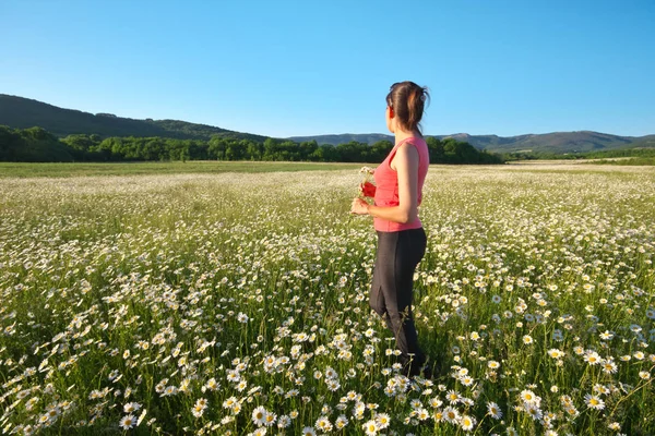 Lycklig Flicka Daisy Wheel Våren Blomma Fältet Känslomässiga Och Naturen — Stockfoto