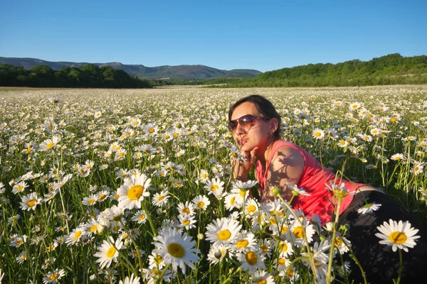 Glückliche Mädchen Liegen Gänseblümchenrad Frühlingsblumenfeld Gefühls Und Naturszene — Stockfoto