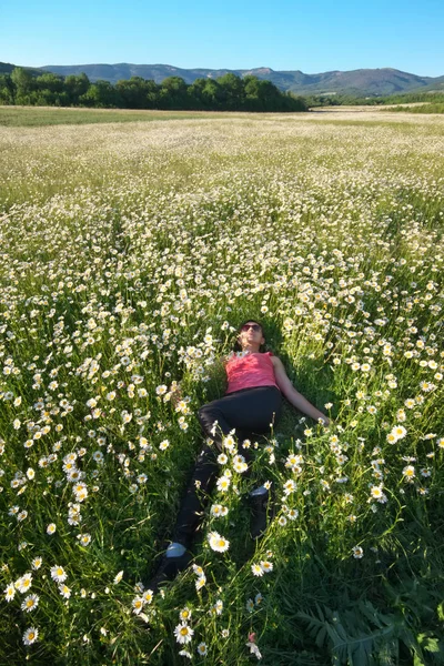 Menina Feliz Campo Flores Primavera Roda Margarida Cena Emocional Natureza — Fotografia de Stock