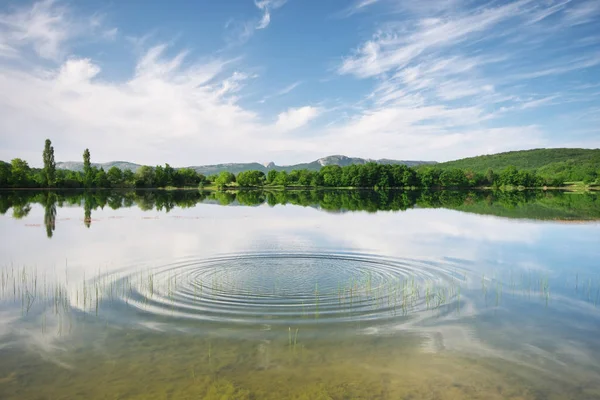 Riflessione Sull Acqua Sul Lago Composizione Della Natura — Foto Stock