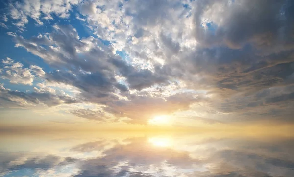 Himmelshintergrund Und Wasserspiegelung Bei Sonnenuntergang Zusammensetzung Der Natur — Stockfoto