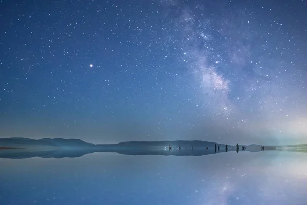 Cielo Nocturno Con Estrellas Milkyway Reflejo Del Estanque — Foto de Stock