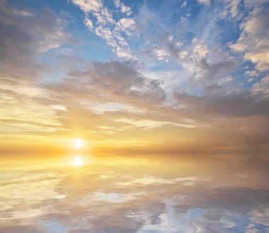 Gökyüzü arka plan ve su yansıması günbatımı. Doğa kompozisyon.